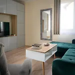 شقة Gaj Comfort With Balcony & Ac Properunit *