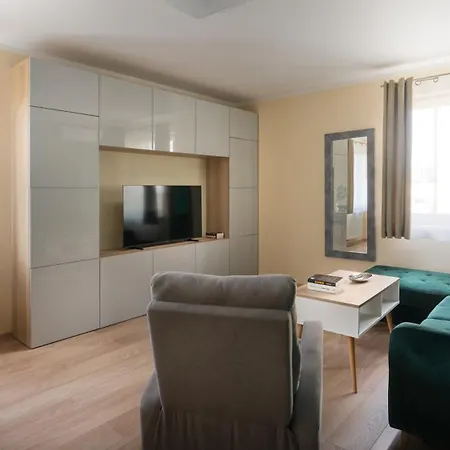 아파트 Gaj Comfort With Balcony & Ac Properunit *